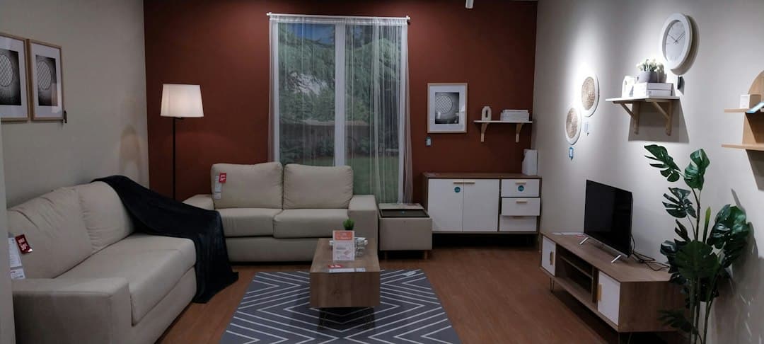 A living room with a sofa facing a smart TV – what IPTV is, explained by Moly IPTV